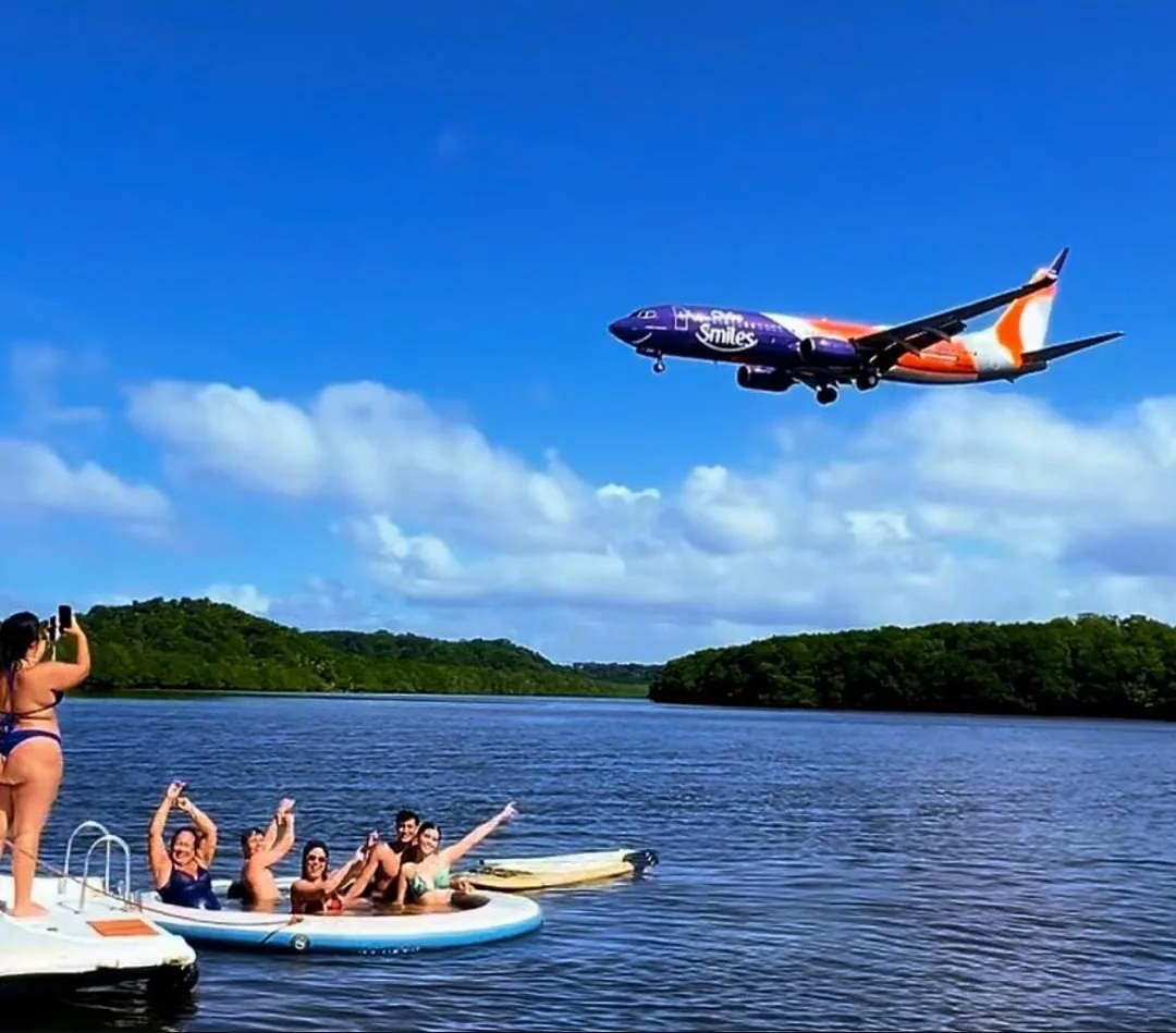 Avião passando sobre o rio durante o passeio
