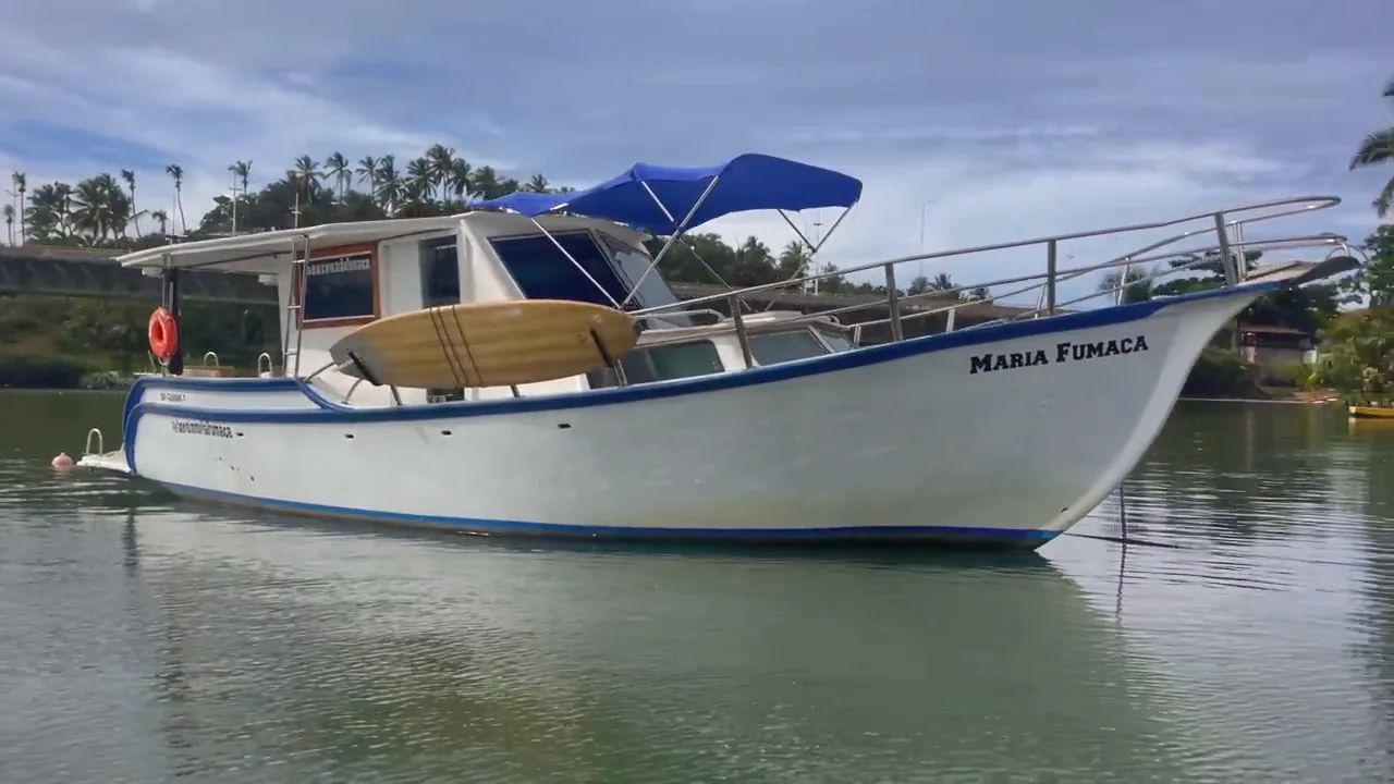 Barco Maria Fumaça visto de lado, ancorado no rio